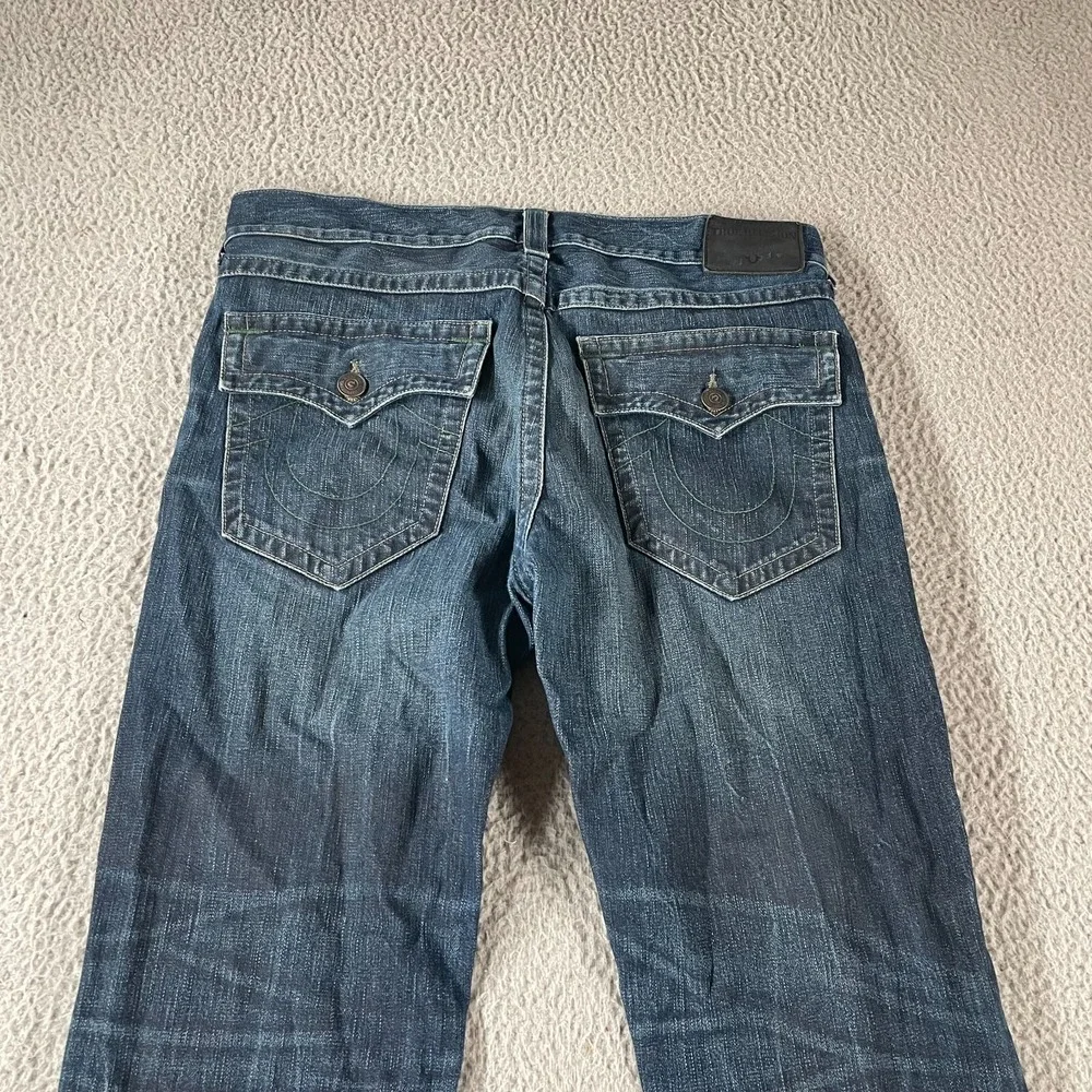 True Religion Men's Geno Flap SE Jeans Denim Blue Wash Size 34 Relax Slim Distre